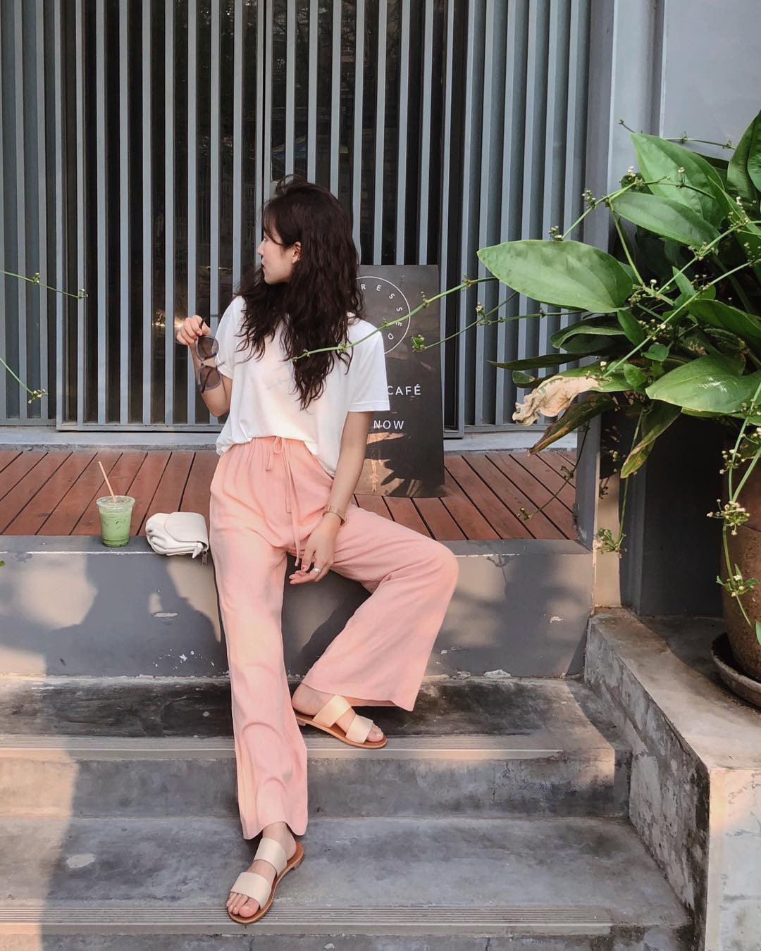 Nắng tưng bừng, các nàng mặc đồ hở chưa chắc đã hay bằng diện 4 items vừa mát mẻ vừa chống nắng hữu hiệu này