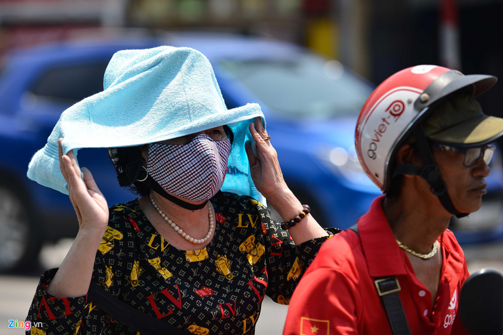 Người đi đường đắp chăn, biến thành ninja giữa cái nóng trên 40 độ C