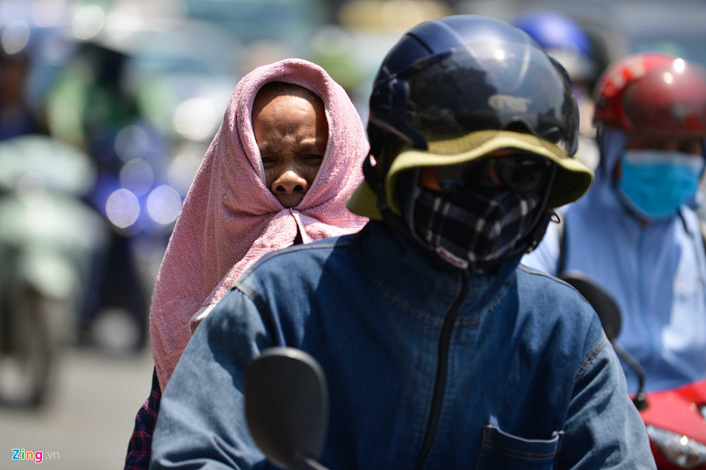 Người đi đường đắp chăn, biến thành ninja giữa cái nóng trên 40 độ C