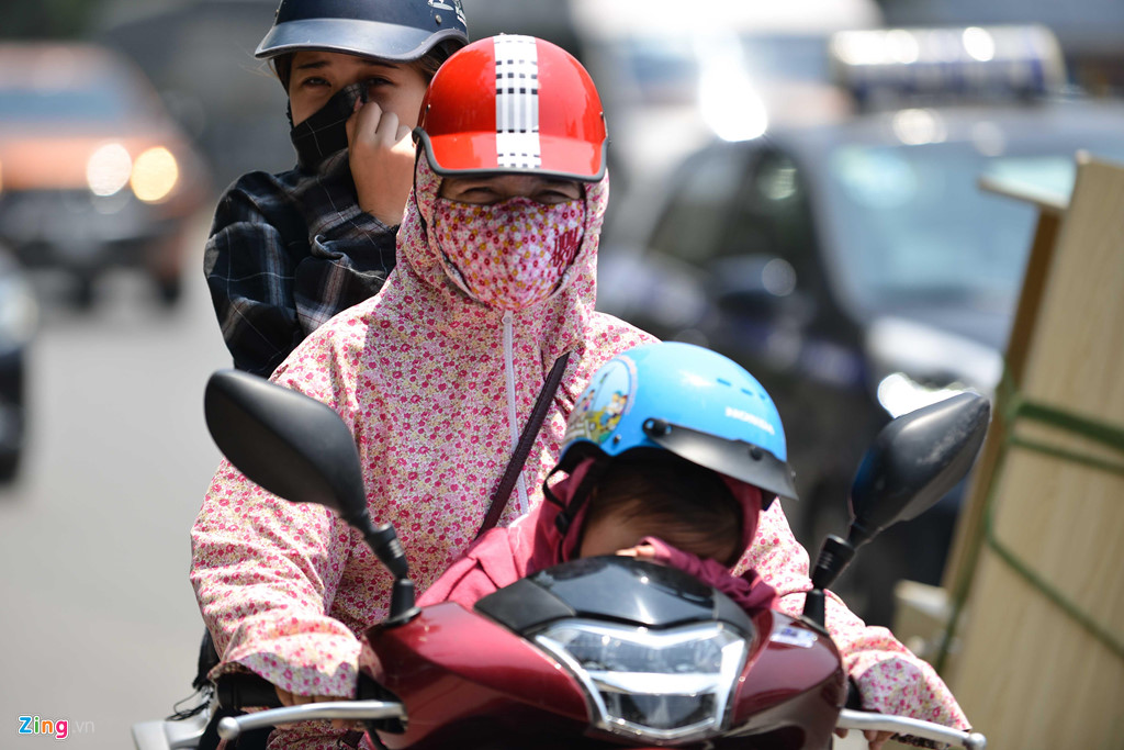 Người đi đường đắp chăn, biến thành ninja giữa cái nóng trên 40 độ C