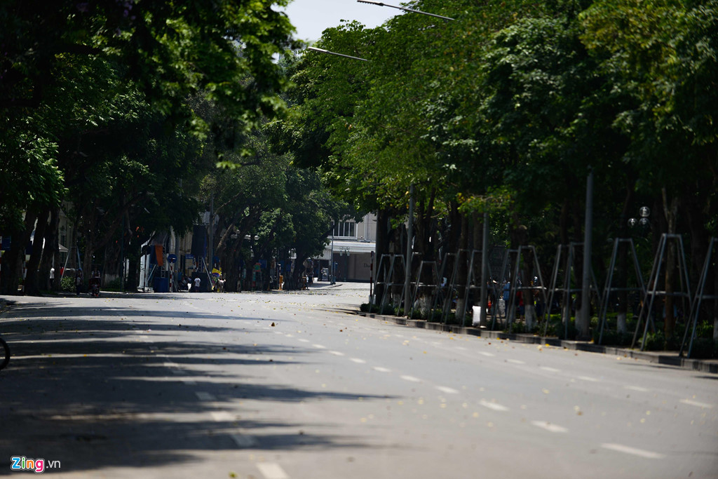 Người đi đường đắp chăn, biến thành ninja giữa cái nóng trên 40 độ C