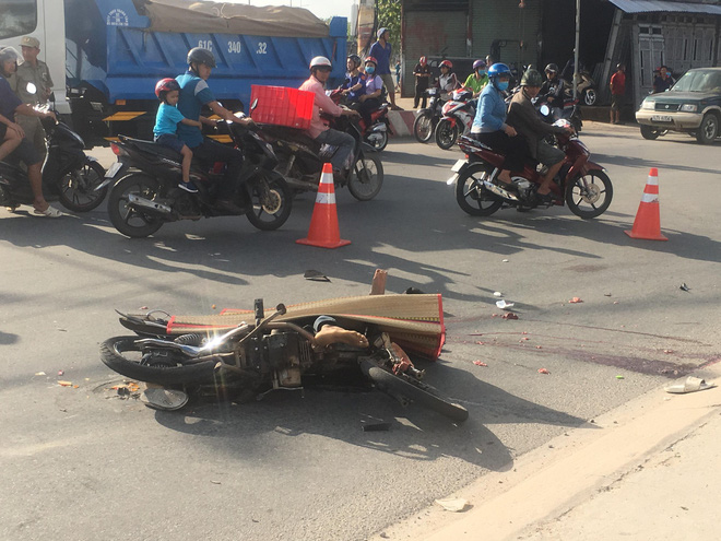 Nam thợ hồ đi xe máy bị xe container cán qua đầu, ch ết thương tâm ngày cuối tuần