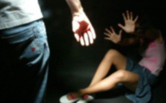 Bé gái 12 tuổi bị thanh niên 9X ép ngã rồi sờ vào vùng kín khi đang trên đường đi học