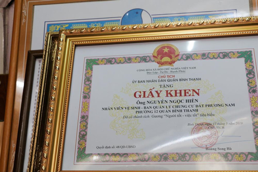 Chàng trai trả 7.400USD cho khách Tây vẫn muốn làm công nhân vệ sinh