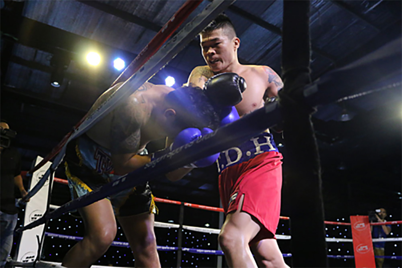 Trương Đình Hoàng knock-out võ sĩ Thái Lan ở giải WBA châu Á