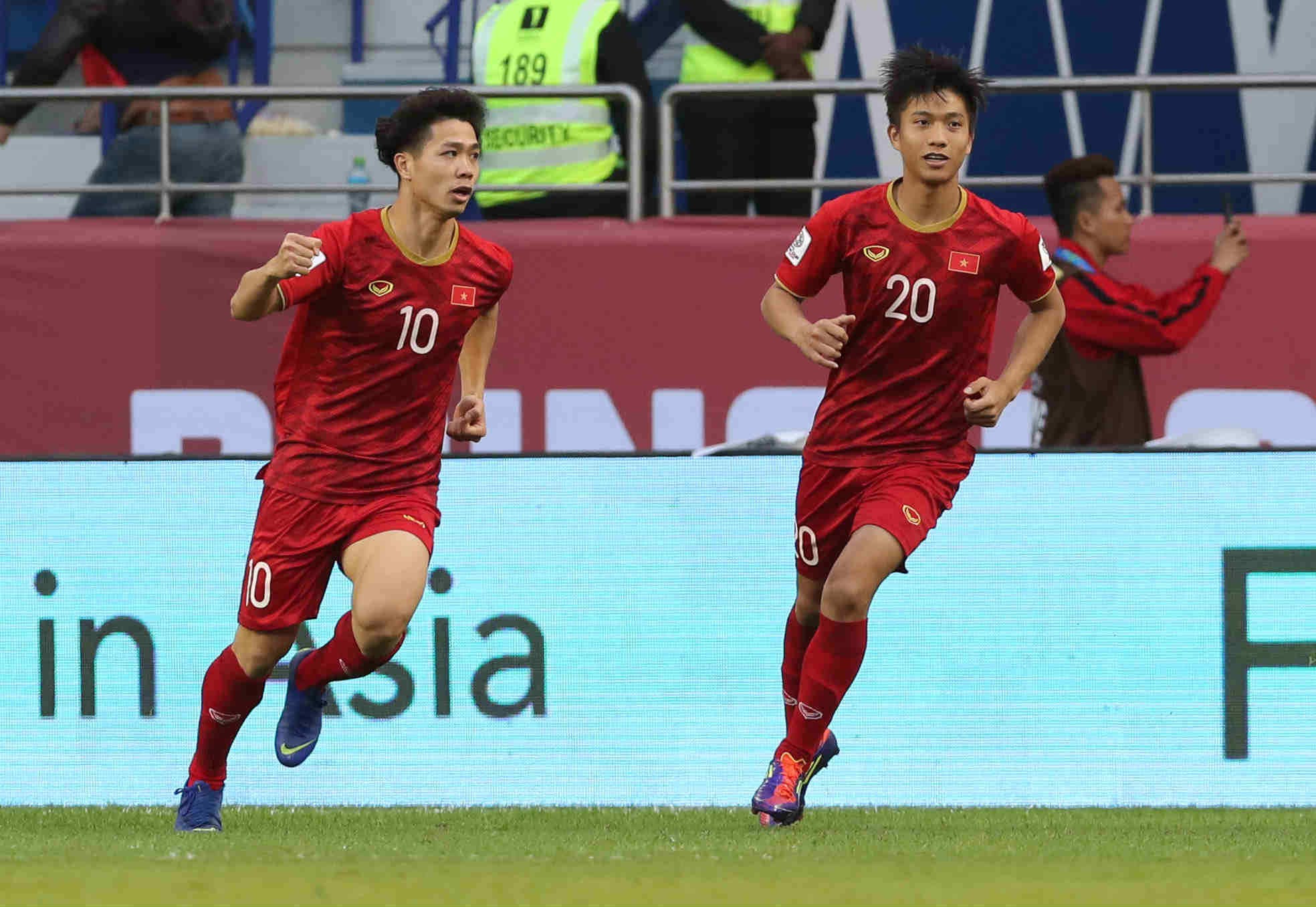 Hé lộ ngày Công Phượng về Việt Nam chuẩn bị cho King's Cup Hé lộ ngày Công Phượng về Việt Nam chuẩn bị cho King's Cup