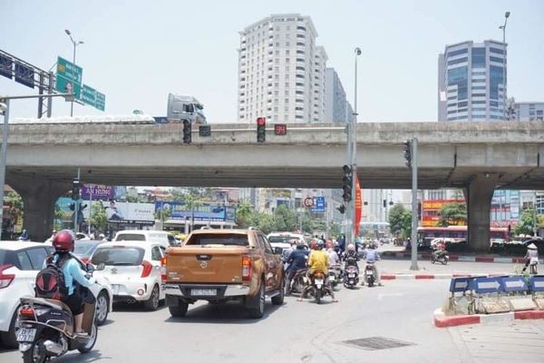 Chuyên gia cảnh báo người dân hạn chế ra đường ngày Hà Nội nắng nóng