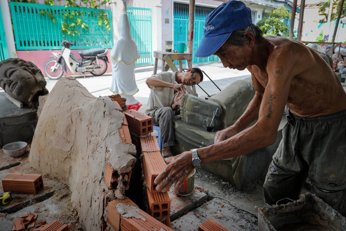 Xóm làm tượng Phật gần trăm tuổi ở Sài Gòn