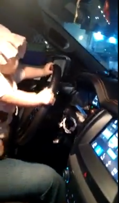 Phẫn nộ bố mẹ khoe con vài tháng tuổi lái ô tô chạy trên đường lớn còn liên tục khích lệ: Tài xế giỏi quá ta