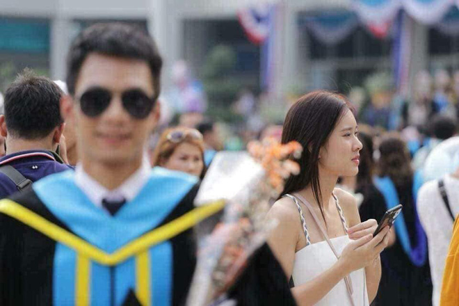 Tút tát bảnh choẹ chụp ảnh tốt nghiệp, nam sinh khóc ròng khi nhận về toàn hình bản thân mờ tịt làm nền cho gái xinh