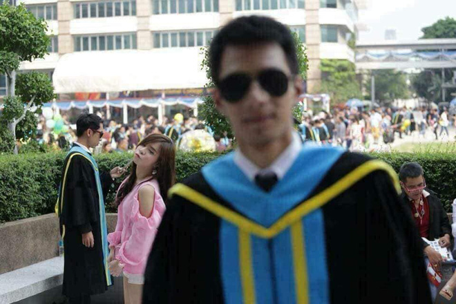 Tút tát bảnh choẹ chụp ảnh tốt nghiệp, nam sinh khóc ròng khi nhận về toàn hình bản thân mờ tịt làm nền cho gái xinh