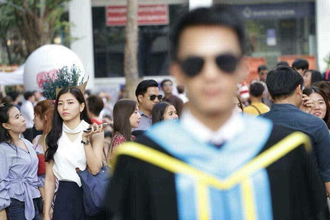Tút tát bảnh choẹ chụp ảnh tốt nghiệp, nam sinh khóc ròng khi nhận về toàn hình bản thân mờ tịt làm nền cho gái xinh
