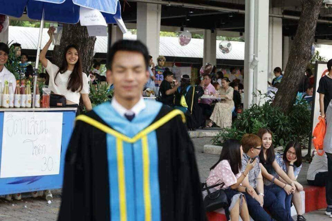 Tút tát bảnh choẹ chụp ảnh tốt nghiệp, nam sinh khóc ròng khi nhận về toàn hình bản thân mờ tịt làm nền cho gái xinh