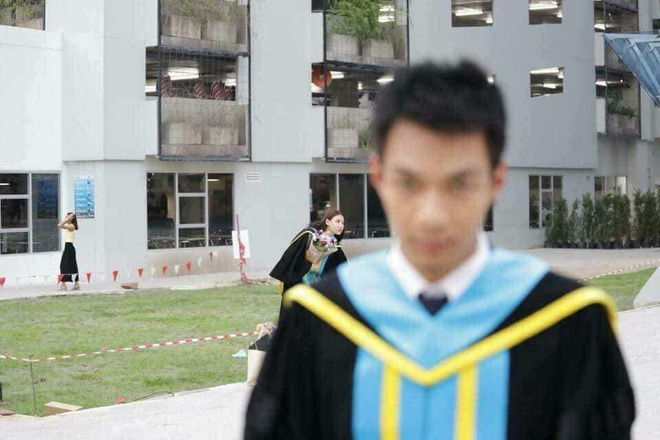 Tút tát bảnh choẹ chụp ảnh tốt nghiệp, nam sinh khóc ròng khi nhận về toàn hình bản thân mờ tịt làm nền cho gái xinh