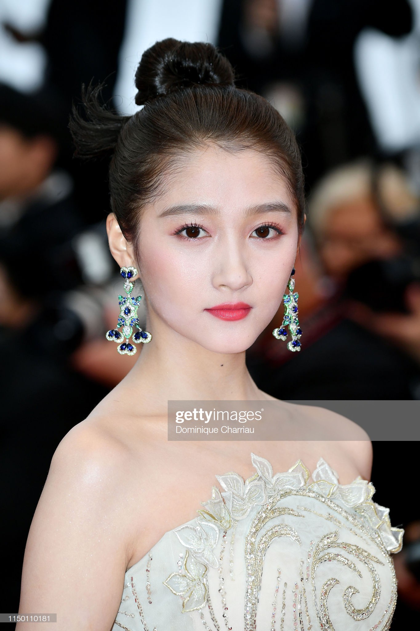 Thảm đỏ Cannes nhường spotlight cho Nick Jonas cung phụng Hoa hậu, Sui He gây sốc như không mặc gì