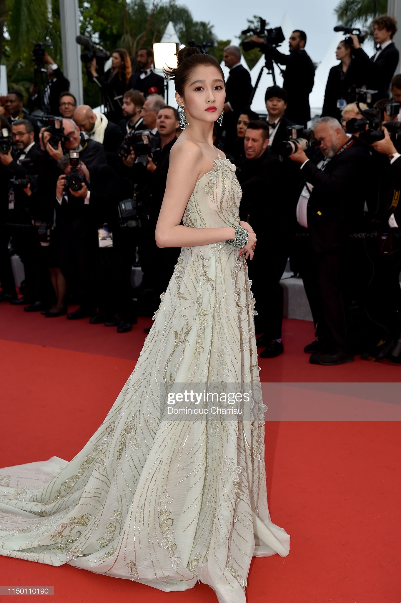 Thảm đỏ Cannes nhường spotlight cho Nick Jonas cung phụng Hoa hậu, Sui He gây sốc như không mặc gì