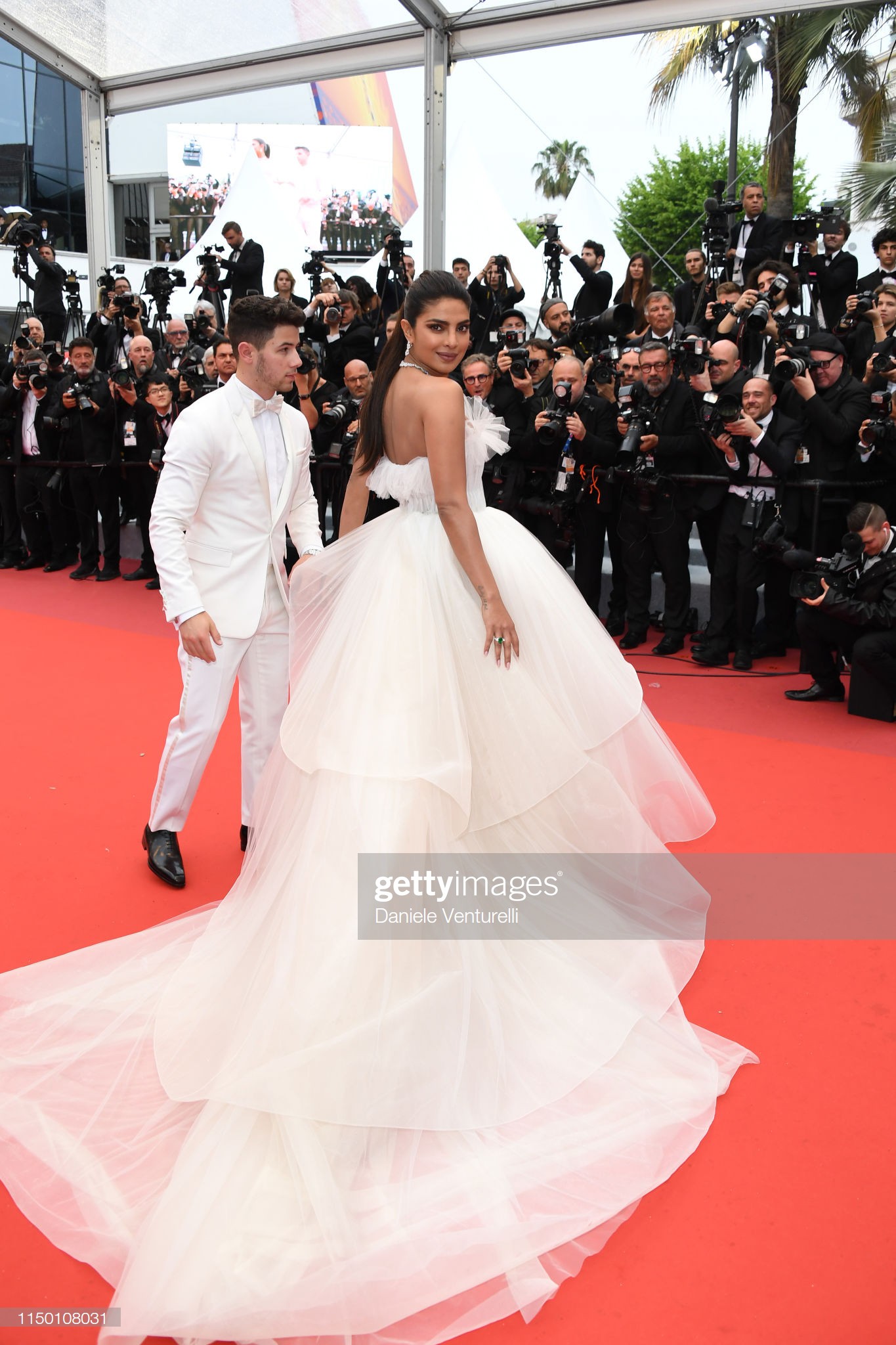 Thảm đỏ Cannes nhường spotlight cho Nick Jonas cung phụng Hoa hậu, Sui He gây sốc như không mặc gì