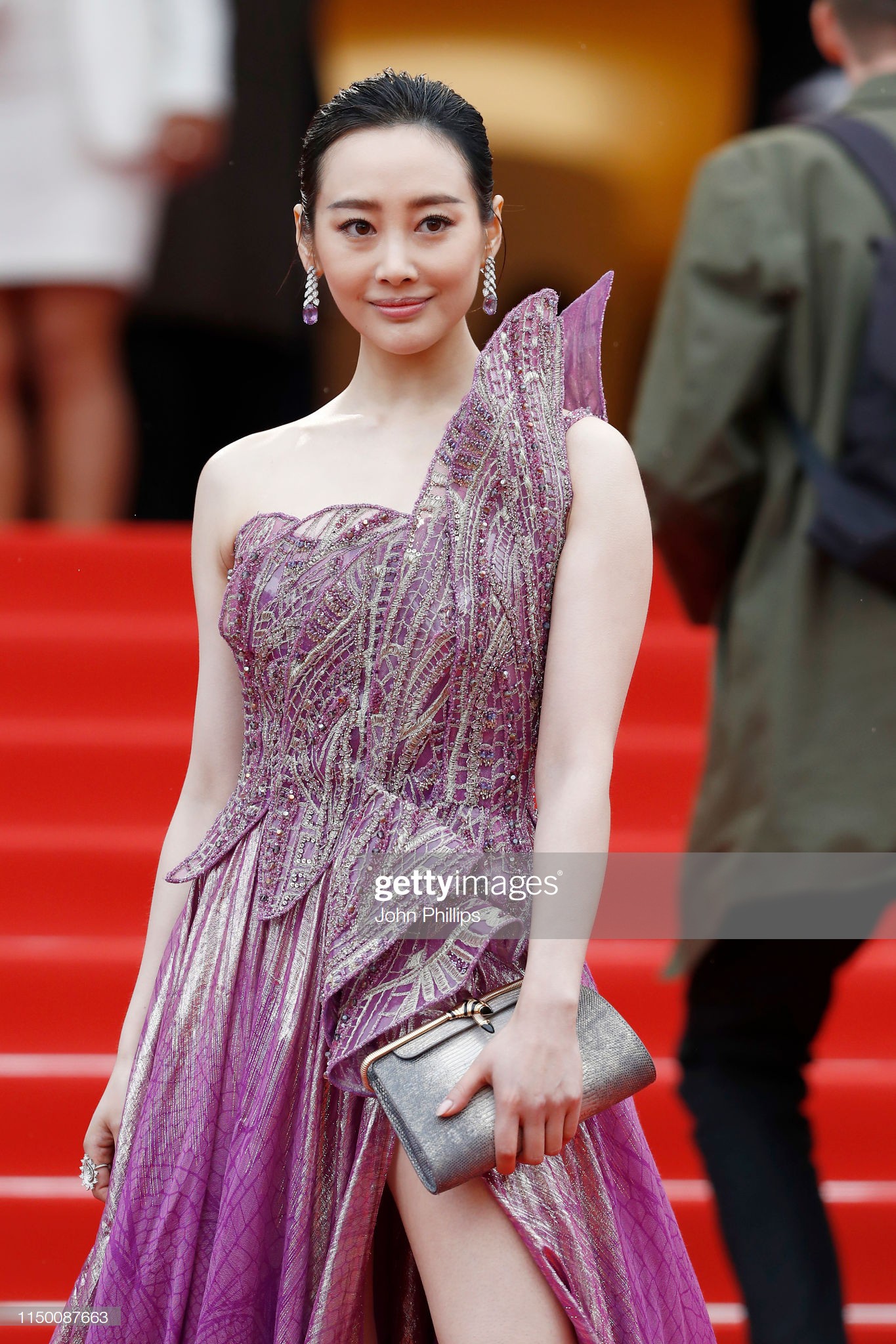 Thảm đỏ Cannes nhường spotlight cho Nick Jonas cung phụng Hoa hậu, Sui He gây sốc như không mặc gì