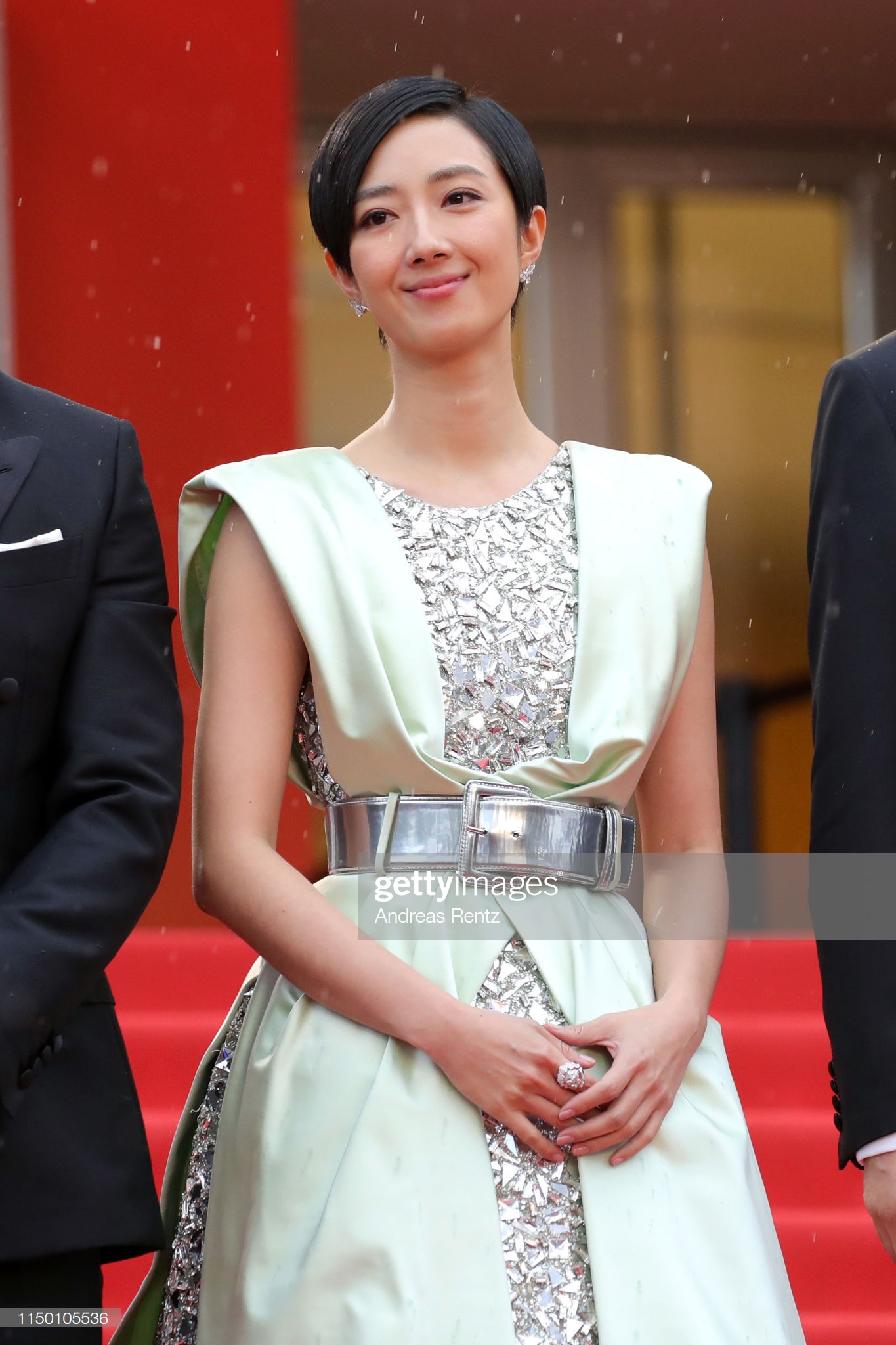 Thảm đỏ Cannes nhường spotlight cho Nick Jonas cung phụng Hoa hậu, Sui He gây sốc như không mặc gì