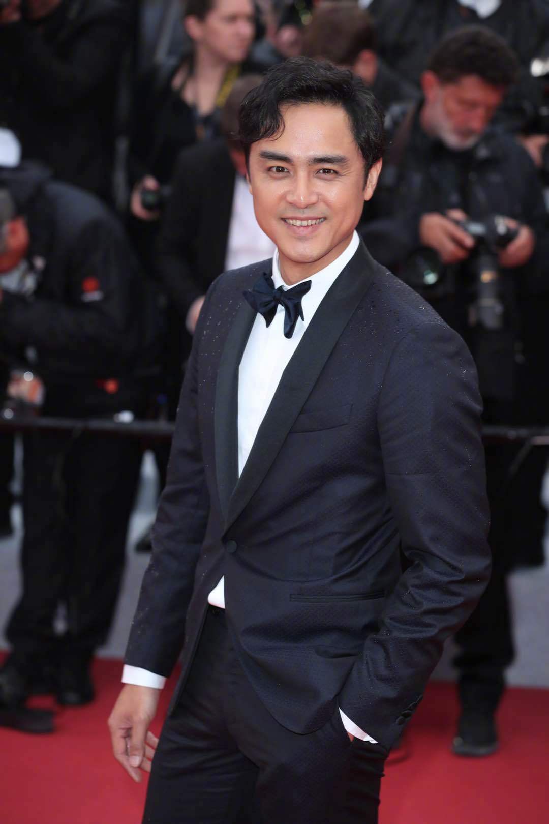 Thảm đỏ Cannes nhường spotlight cho Nick Jonas cung phụng Hoa hậu, Sui He gây sốc như không mặc gì