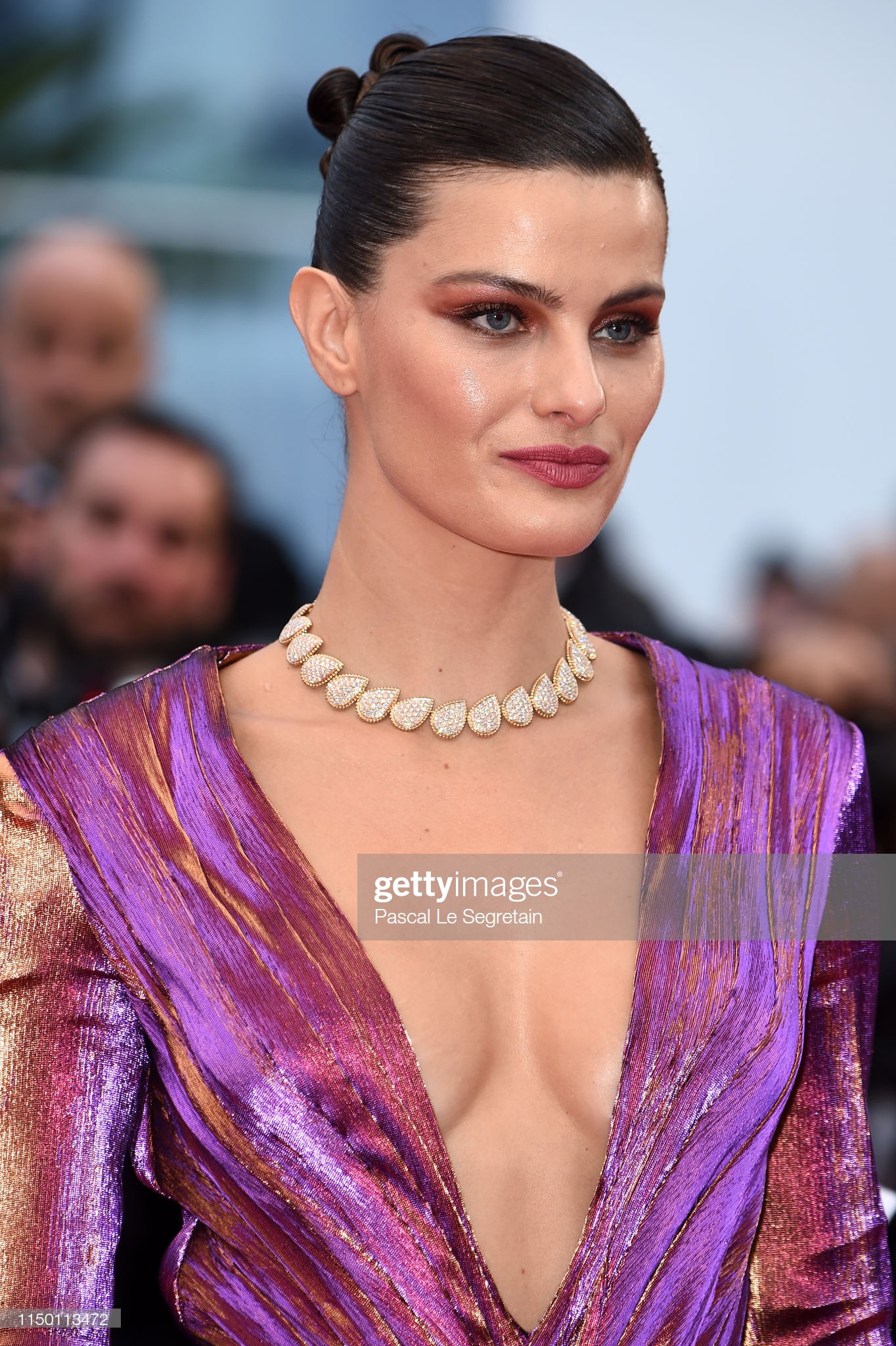 Thảm đỏ Cannes nhường spotlight cho Nick Jonas cung phụng Hoa hậu, Sui He gây sốc như không mặc gì