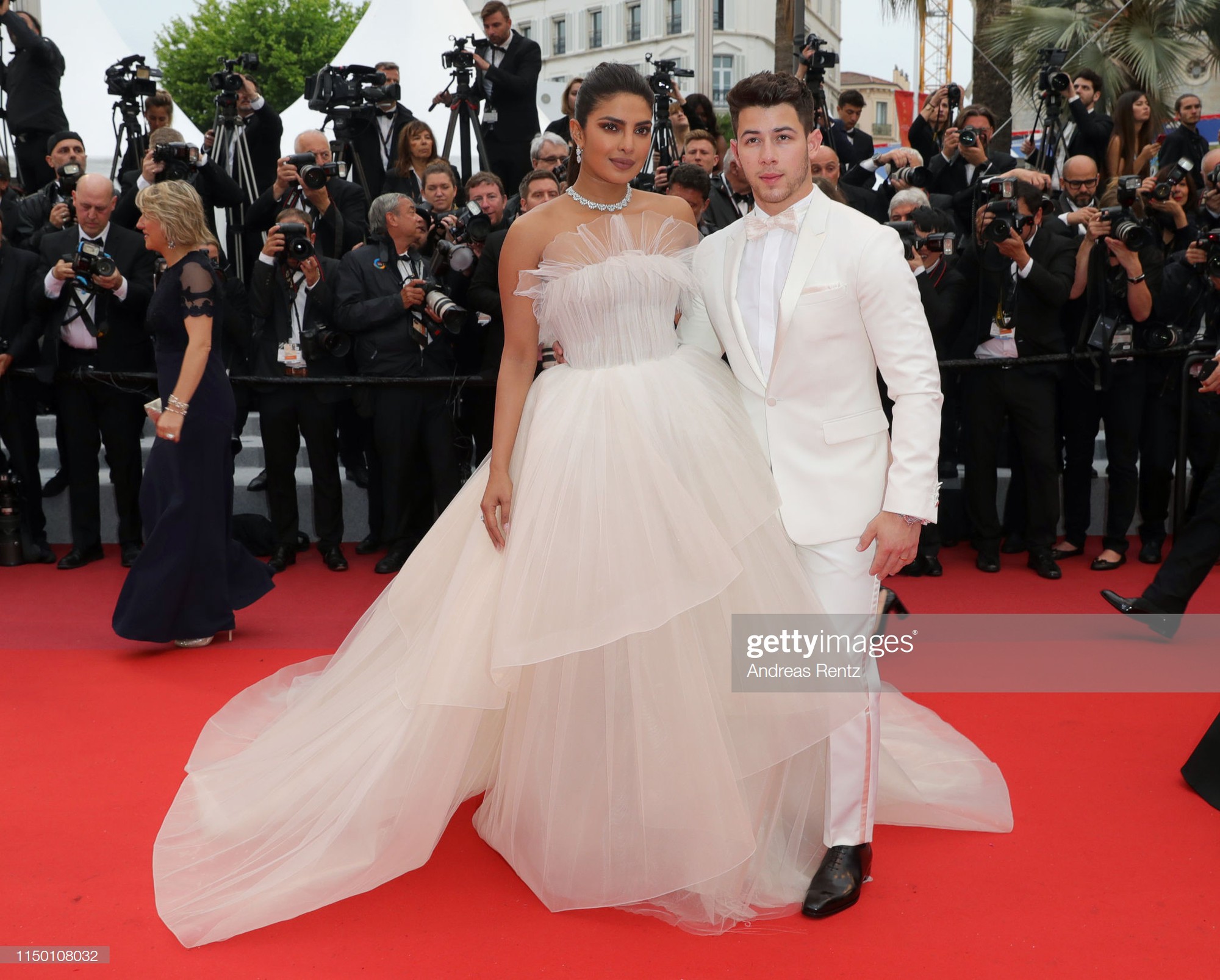 Thảm đỏ Cannes nhường spotlight cho Nick Jonas cung phụng Hoa hậu, Sui He gây sốc như không mặc gì