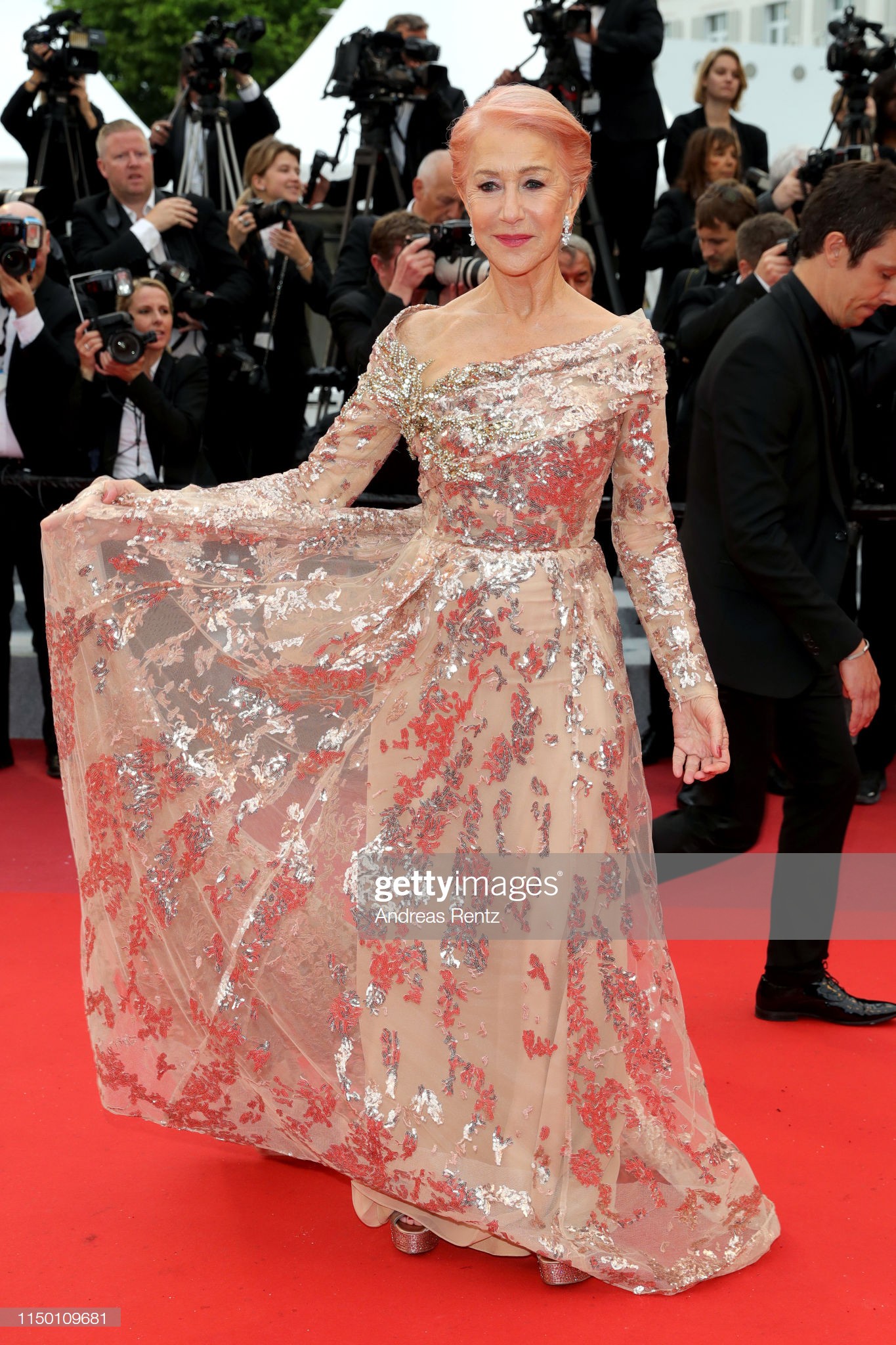 Thảm đỏ Cannes nhường spotlight cho Nick Jonas cung phụng Hoa hậu, Sui He gây sốc như không mặc gì