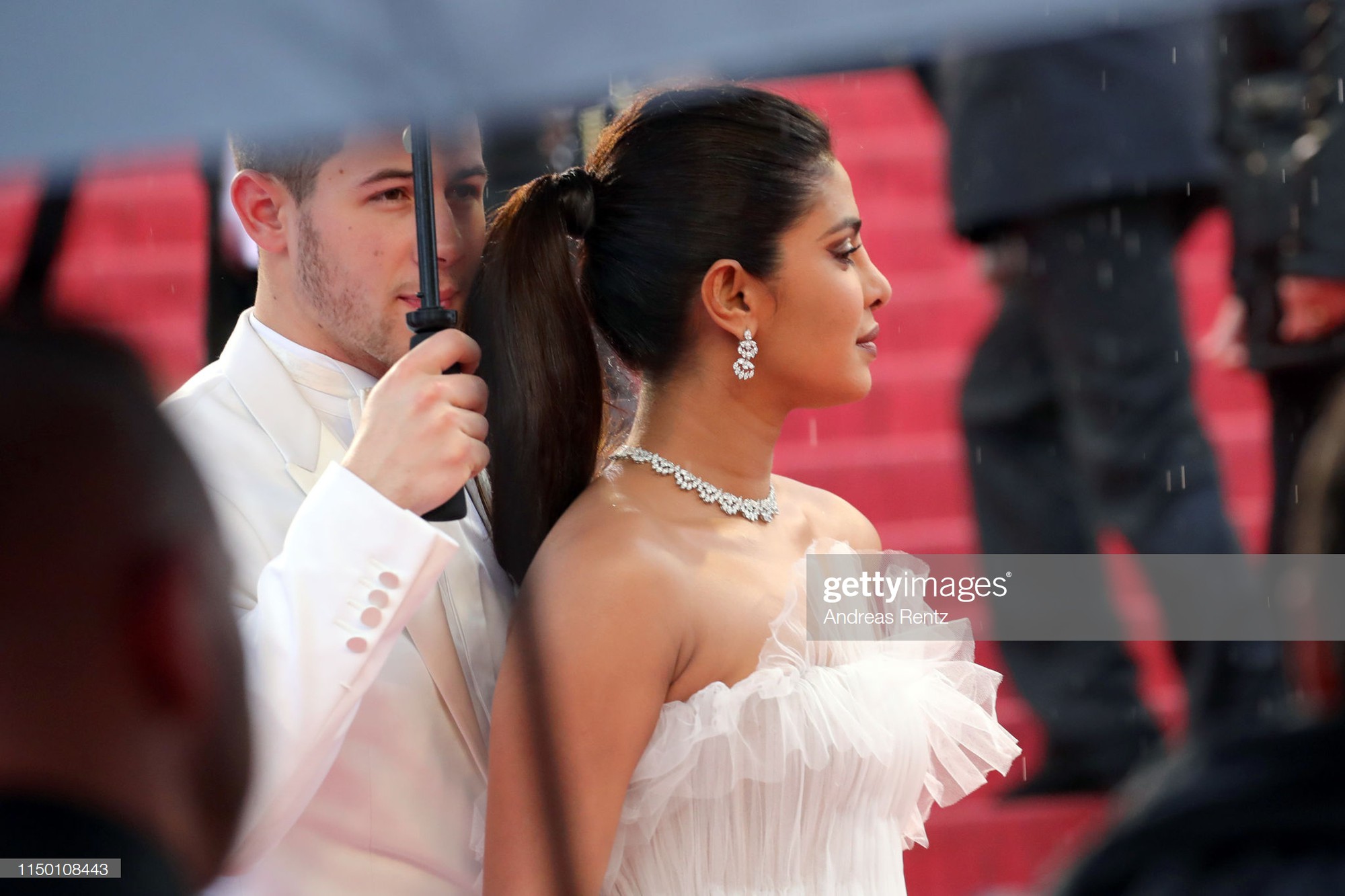 Thảm đỏ Cannes nhường spotlight cho Nick Jonas cung phụng Hoa hậu, Sui He gây sốc như không mặc gì