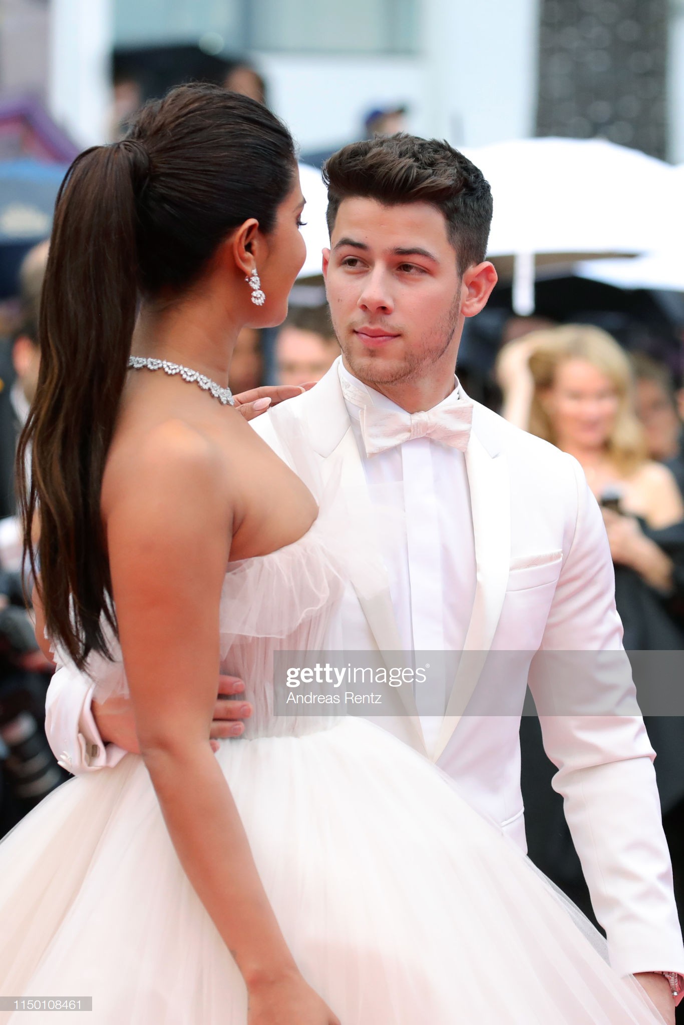 Thảm đỏ Cannes nhường spotlight cho Nick Jonas cung phụng Hoa hậu, Sui He gây sốc như không mặc gì