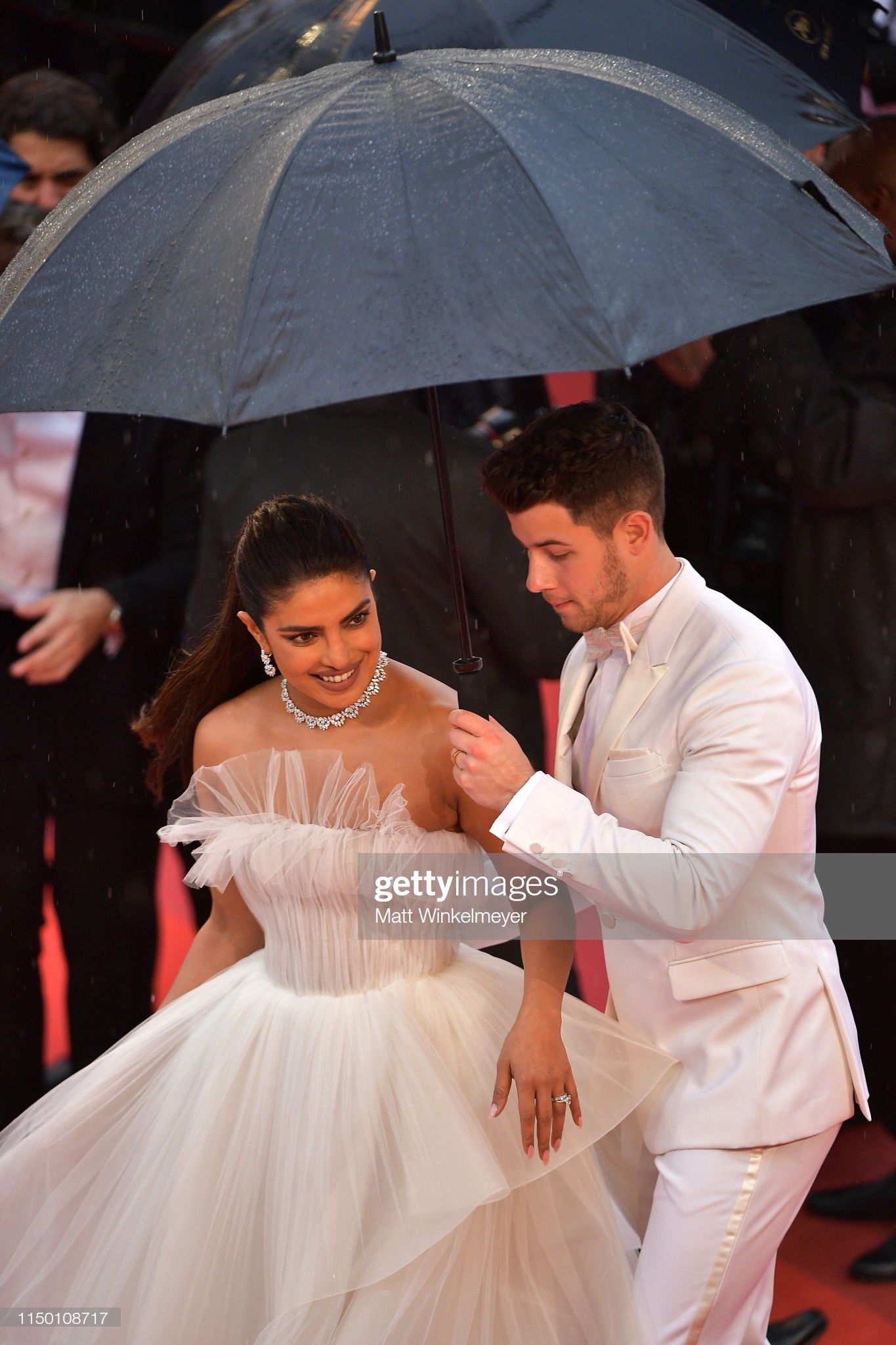 Thảm đỏ Cannes nhường spotlight cho Nick Jonas cung phụng Hoa hậu, Sui He gây sốc như không mặc gì