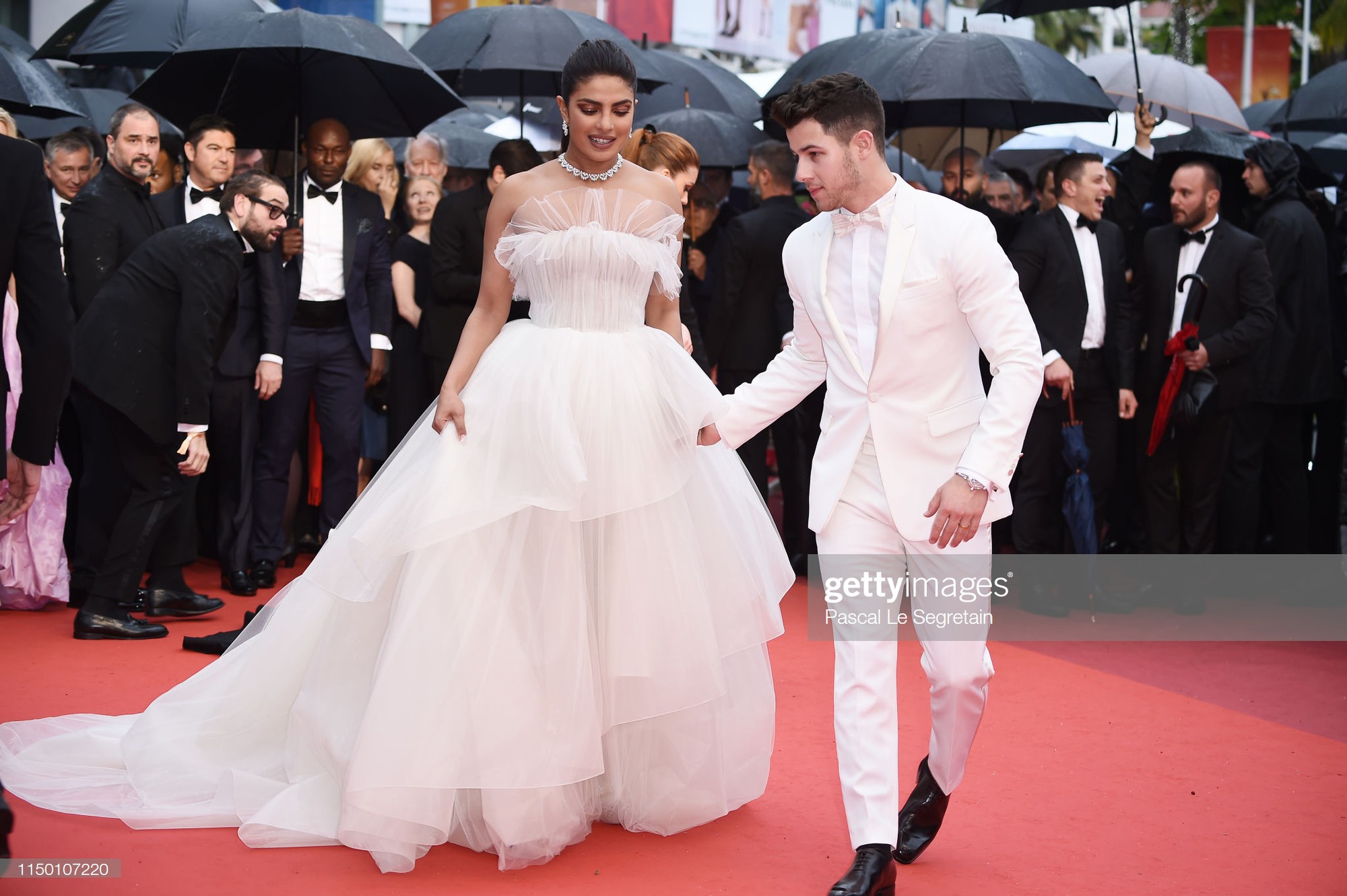 Thảm đỏ Cannes nhường spotlight cho Nick Jonas cung phụng Hoa hậu, Sui He gây sốc như không mặc gì