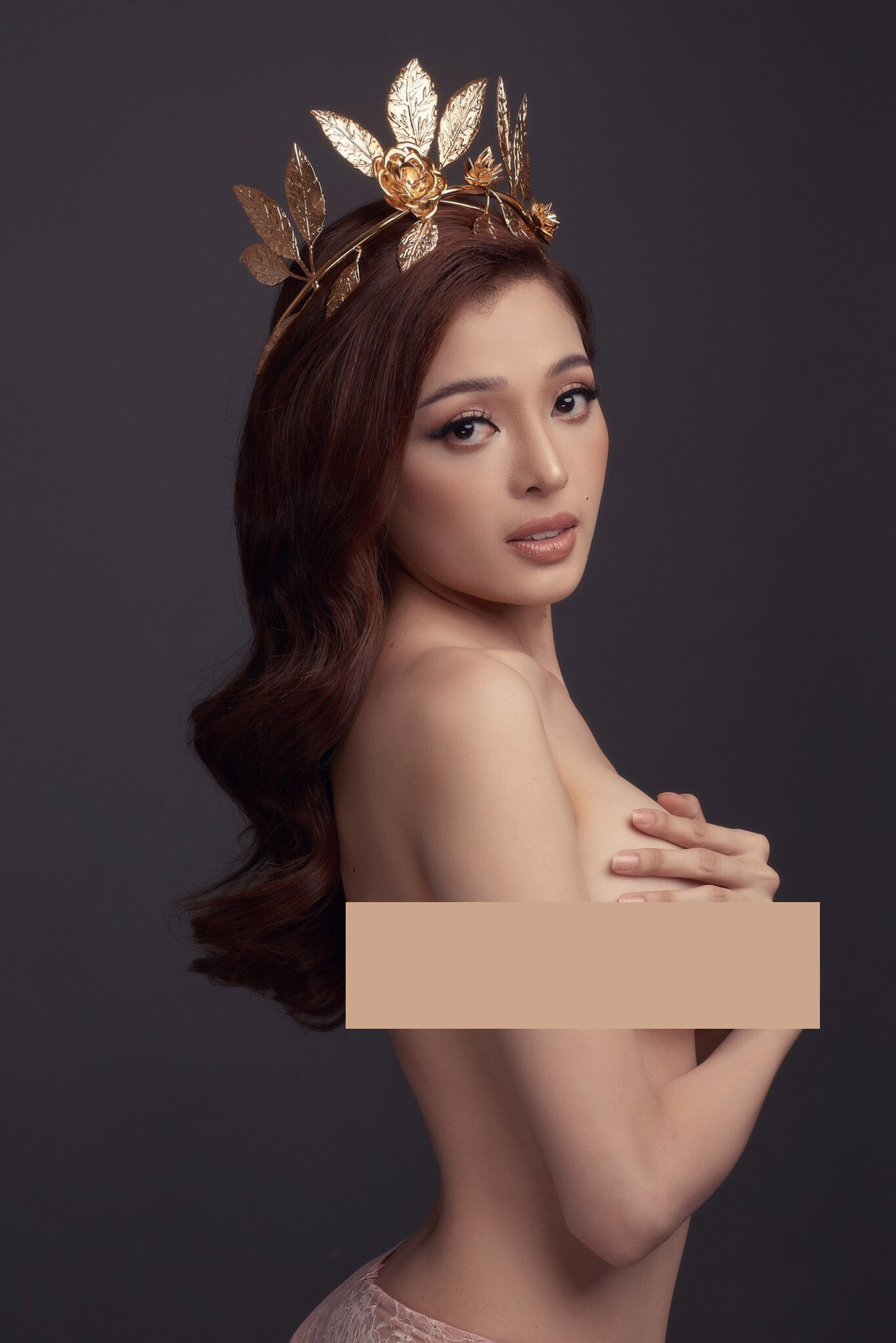 Mỹ nhân 20 tuổi vừa đăng quang Hoa hậu đã bị khui ảnh nude táo bạo