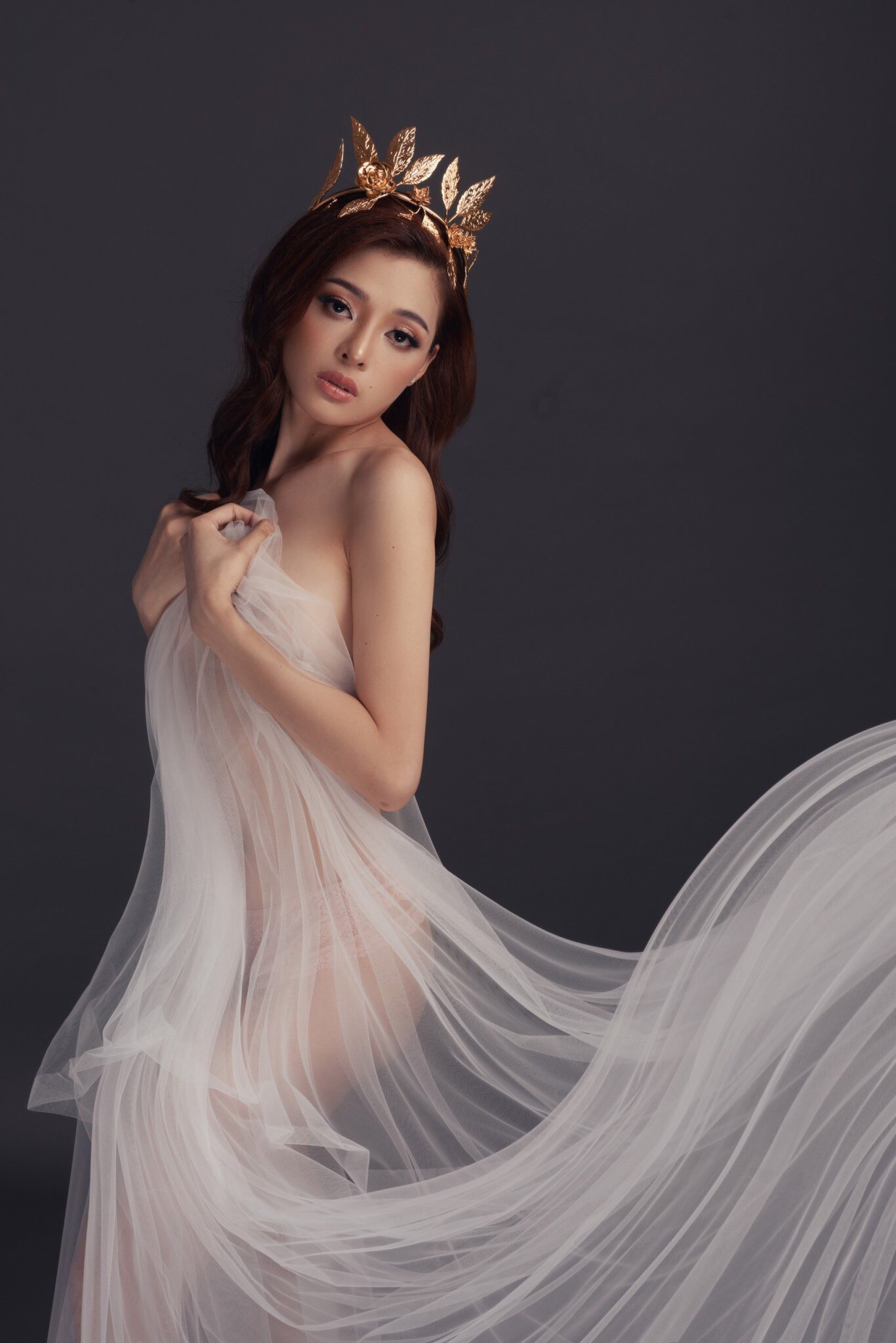 Mỹ nhân 20 tuổi vừa đăng quang Hoa hậu đã bị khui ảnh nude táo bạo