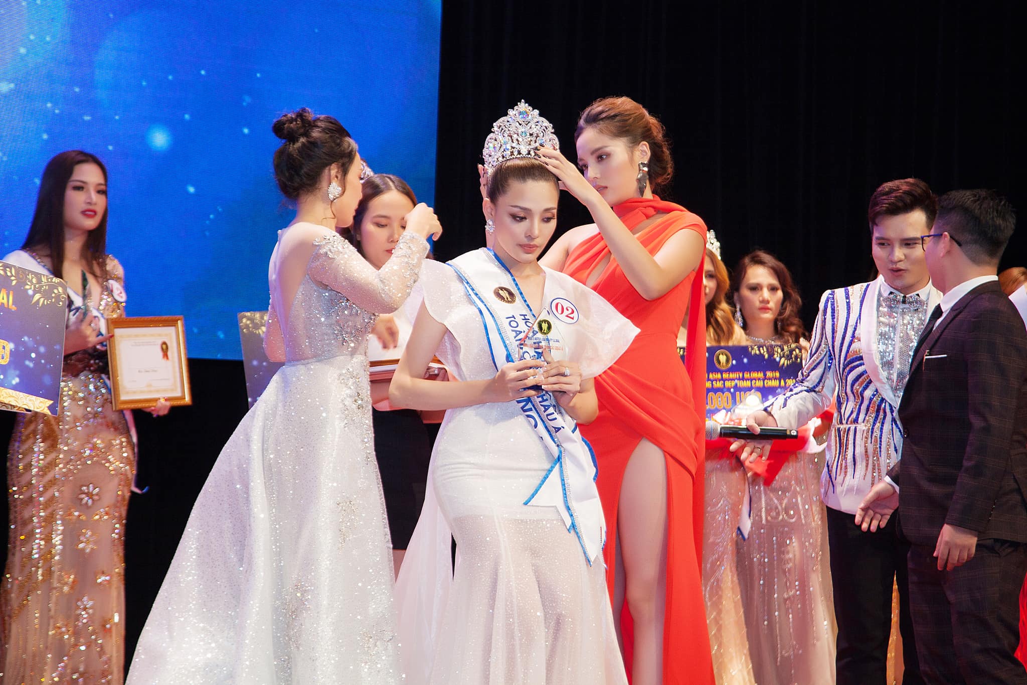 Mỹ nhân 20 tuổi vừa đăng quang Hoa hậu đã bị khui ảnh nude táo bạo