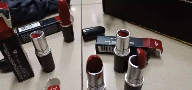 Đầu tư mua loạt son xịn để thi với nắng xem ai rực rỡ hơn, cô nàng cay đắng khi nhận hàng từ tay shipper