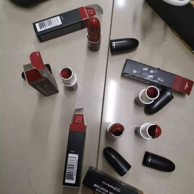 Đầu tư mua loạt son xịn để thi với nắng xem ai rực rỡ hơn, cô nàng cay đắng khi nhận hàng từ tay shipper