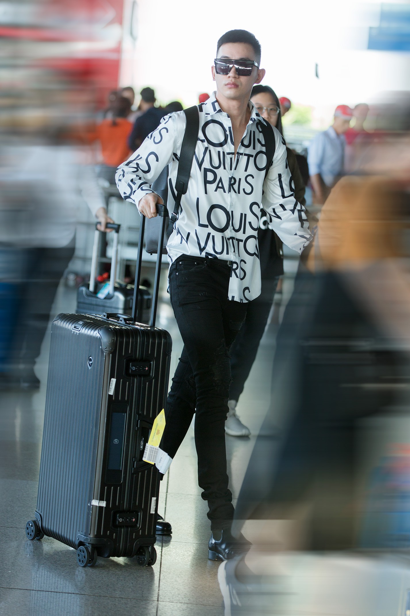 Võ Cảnh xuất hiện nổi bật và cực điển trai tại sân bay sang Pháp dự Liên hoan phim Cannes