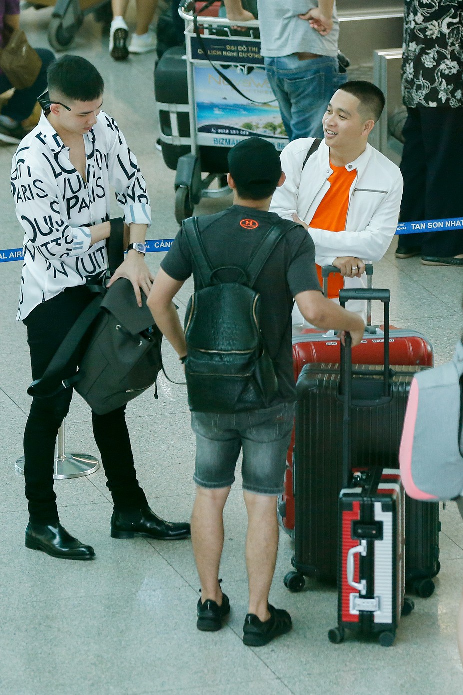 Võ Cảnh xuất hiện nổi bật và cực điển trai tại sân bay sang Pháp dự Liên hoan phim Cannes