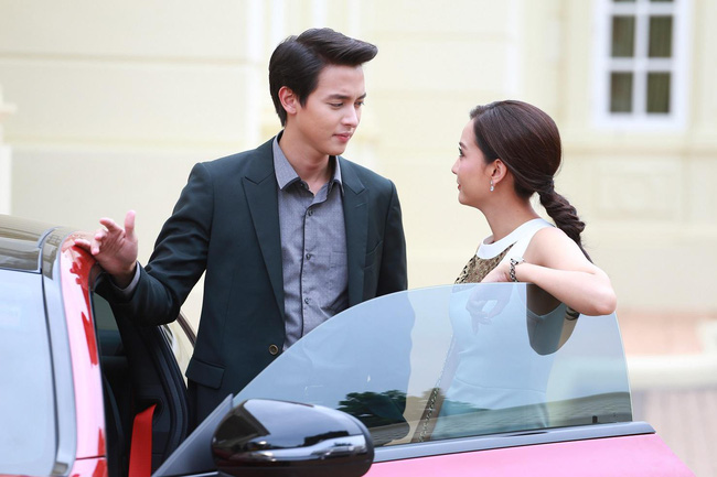 Bản lĩnh của người vợ: Từ bằng chứng ám muội trên xe chồng đến bữa cơm thân mật với đủ bằng chứng vạch mặt 2 kẻ phản bội