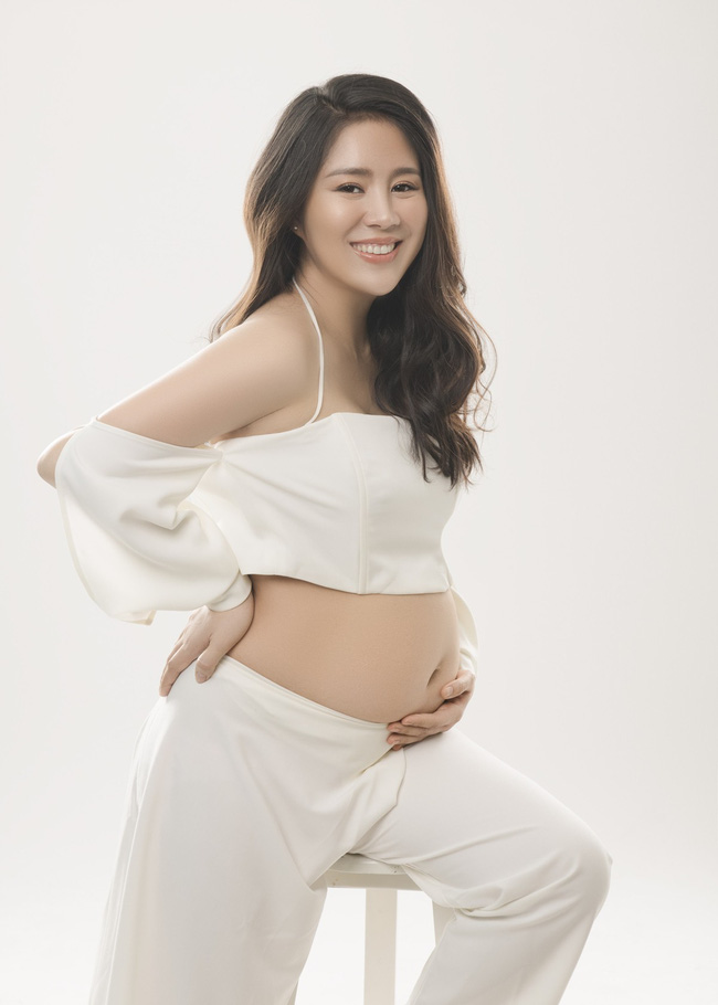 Lê Phương vô tình để lộ giới tính con sau ồn ào chỉ trích vì khoe bụng bầu