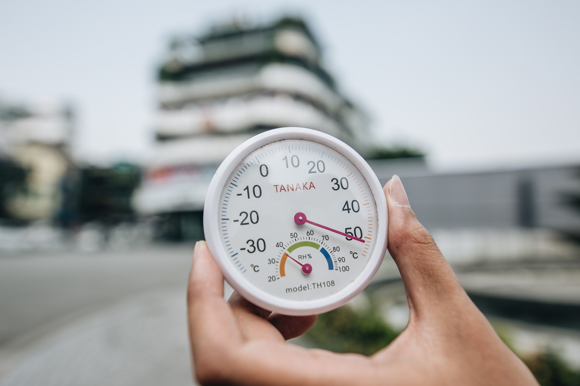 Ảnh: Hà Nội nắng nóng cháy da cháy thịt, nhiều người không khỏi mệt mỏi tìm bóng cây nghỉ ngơi