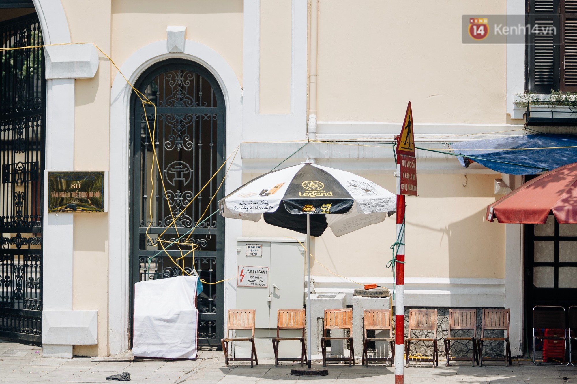 Ảnh: Hà Nội nắng nóng cháy da cháy thịt, nhiều người không khỏi mệt mỏi tìm bóng cây nghỉ ngơi