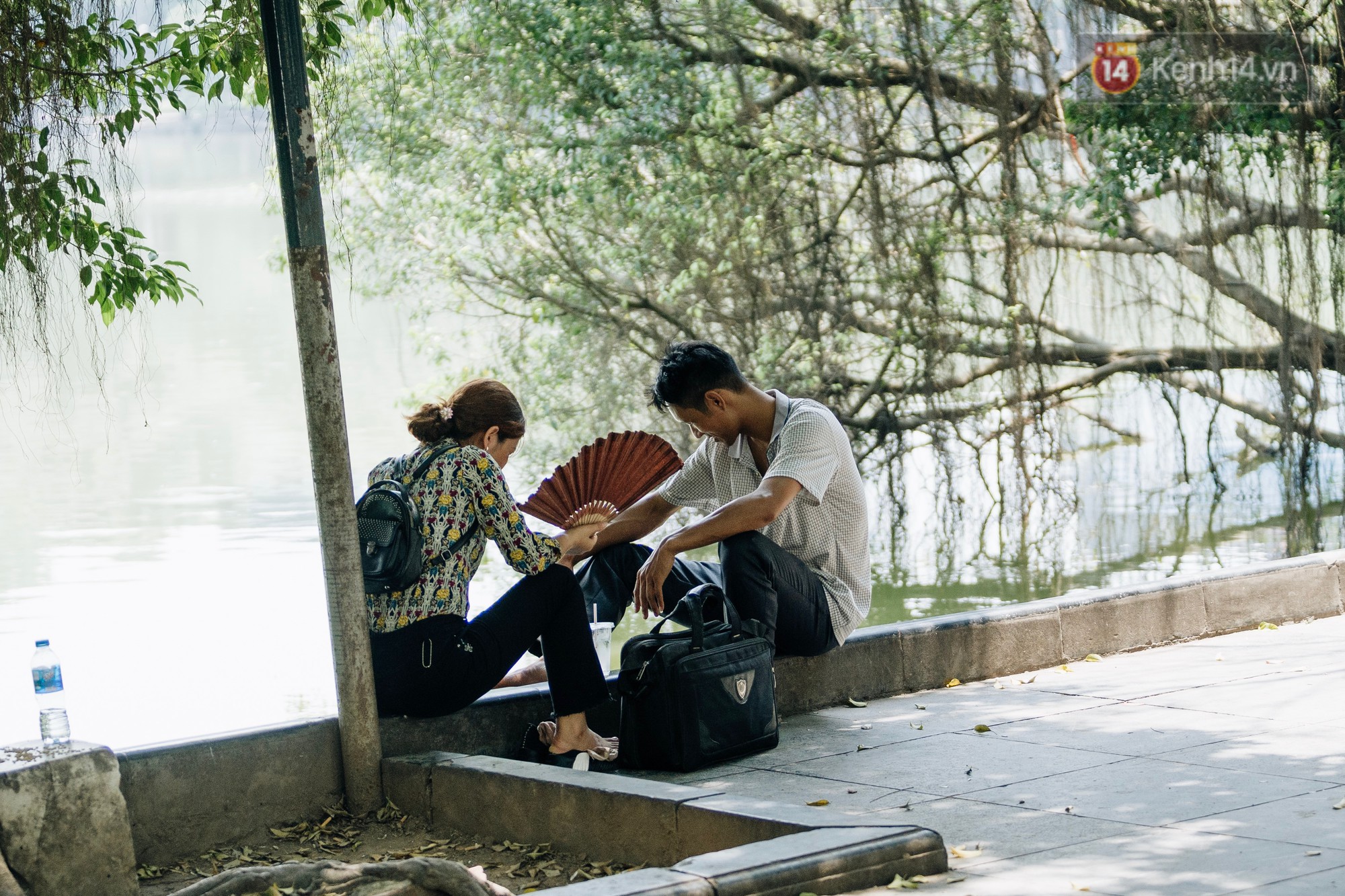 Ảnh: Hà Nội nắng nóng cháy da cháy thịt, nhiều người không khỏi mệt mỏi tìm bóng cây nghỉ ngơi