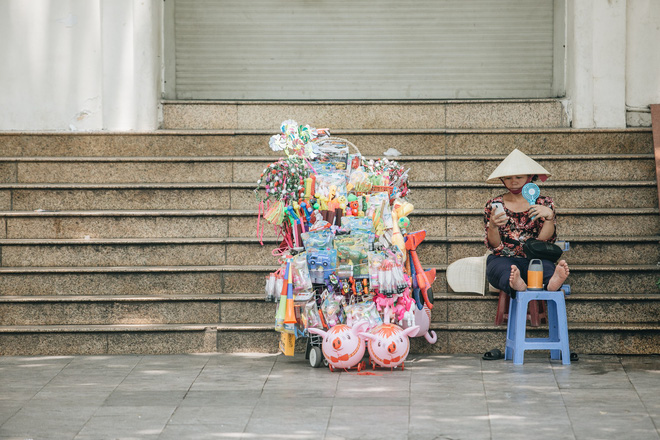 Ảnh: Hà Nội nắng nóng 'cháy da cháy thịt', nhiều người không khỏi mệt mỏi tìm bóng cây nghỉ ngơi - 16 Ảnh: Hà Nội nắng nóng 'cháy da cháy thịt', nhiều người không khỏi mệt mỏi tìm bóng cây nghỉ ngơi - 16