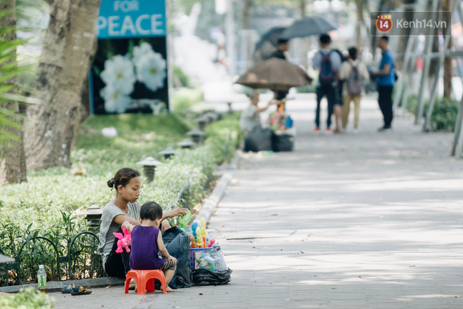 Ảnh: Hà Nội nắng nóng 'cháy da cháy thịt', nhiều người không khỏi mệt mỏi tìm bóng cây nghỉ ngơi - 17 Ảnh: Hà Nội nắng nóng 'cháy da cháy thịt', nhiều người không khỏi mệt mỏi tìm bóng cây nghỉ ngơi - 17