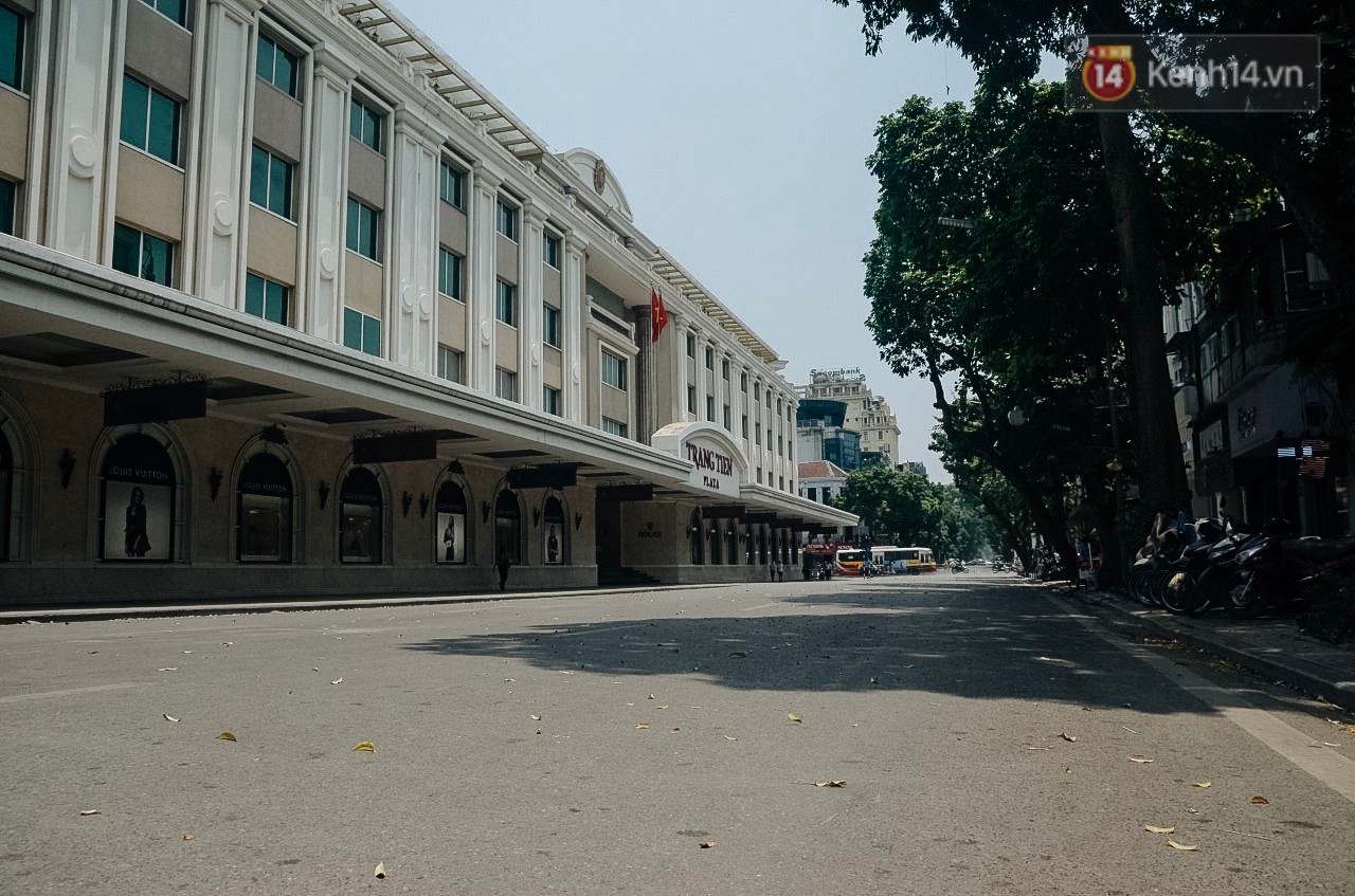 Ảnh: Hà Nội nắng nóng cháy da cháy thịt, nhiều người không khỏi mệt mỏi tìm bóng cây nghỉ ngơi