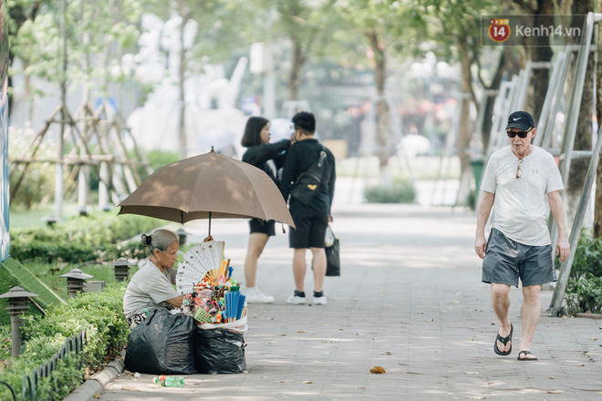 Ảnh: Hà Nội nắng nóng 'cháy da cháy thịt', nhiều người không khỏi mệt mỏi tìm bóng cây nghỉ ngơi - 19 Ảnh: Hà Nội nắng nóng 'cháy da cháy thịt', nhiều người không khỏi mệt mỏi tìm bóng cây nghỉ ngơi - 19