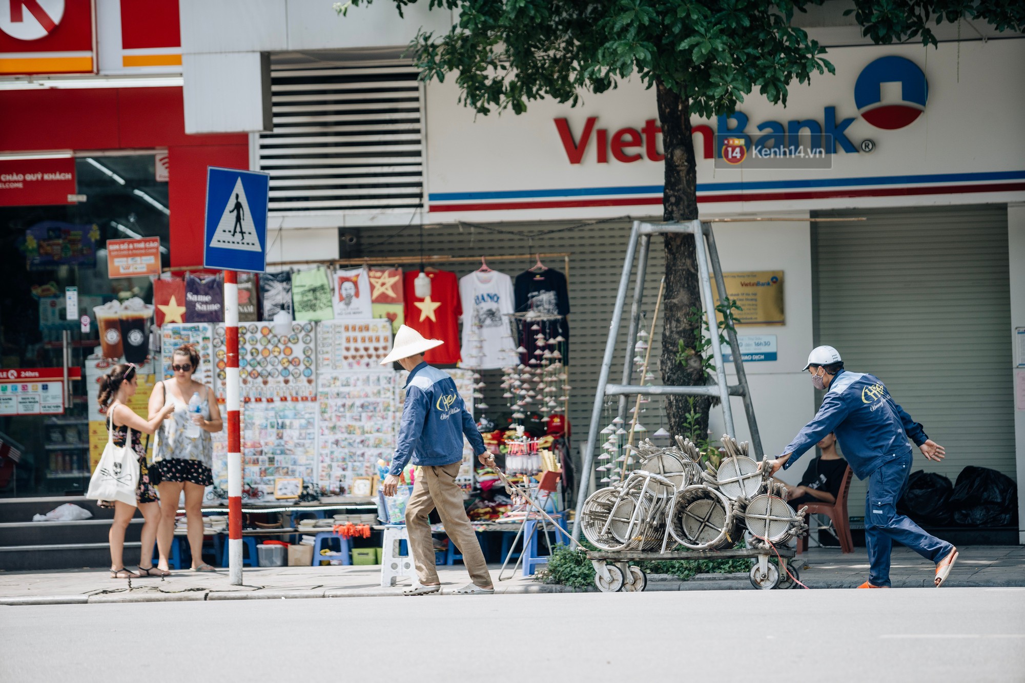 Ảnh: Hà Nội nắng nóng cháy da cháy thịt, nhiều người không khỏi mệt mỏi tìm bóng cây nghỉ ngơi