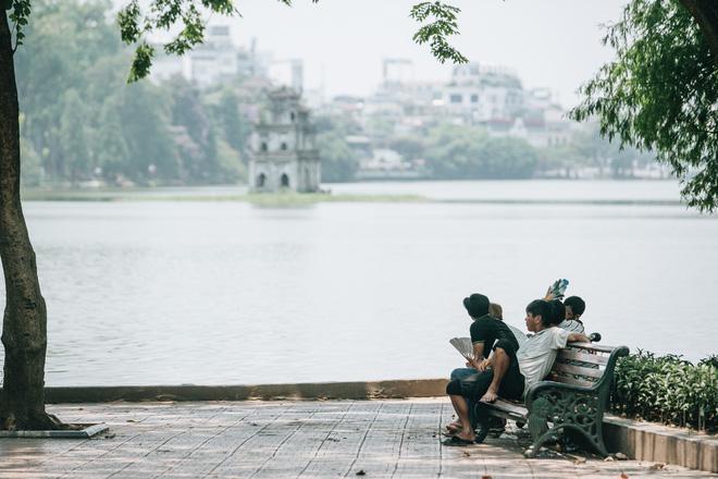 Ảnh: Hà Nội nắng nóng 'cháy da cháy thịt', nhiều người không khỏi mệt mỏi tìm bóng cây nghỉ ngơi - 4 Ảnh: Hà Nội nắng nóng 'cháy da cháy thịt', nhiều người không khỏi mệt mỏi tìm bóng cây nghỉ ngơi - 4