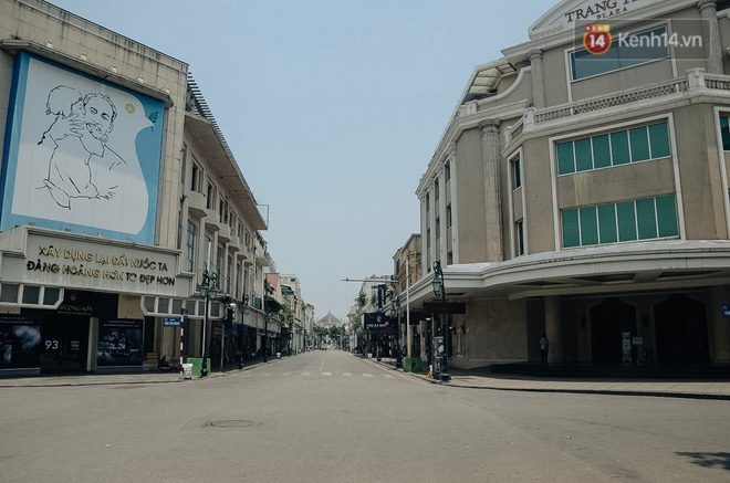 Ảnh: Hà Nội nắng nóng cháy da cháy thịt, nhiều người không khỏi mệt mỏi tìm bóng cây nghỉ ngơi